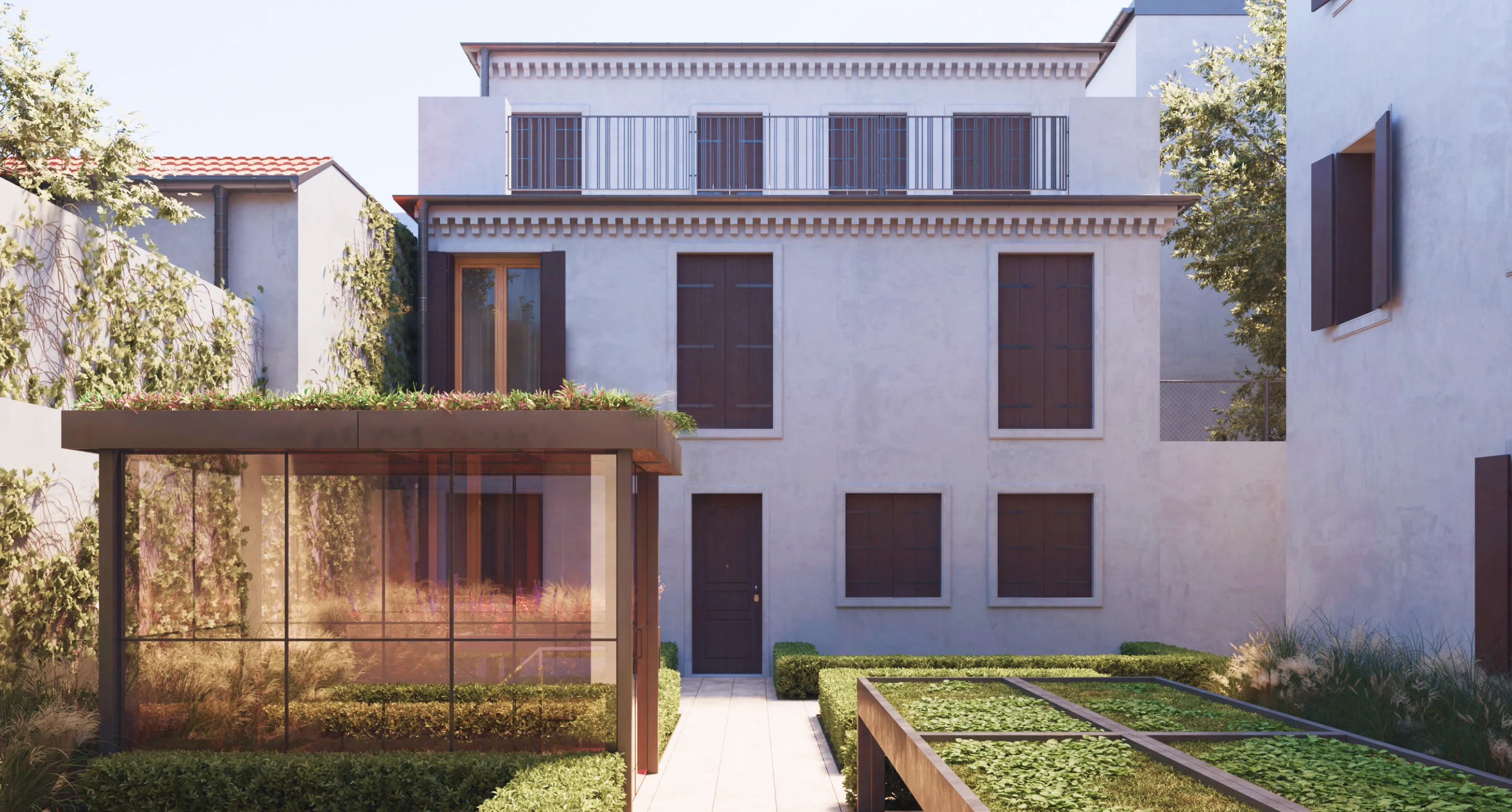 Facciata di una casa con finestre con persiane chiuse e porta d'ingresso al centro, giardino con siepi e struttura in vetro a sinistra.