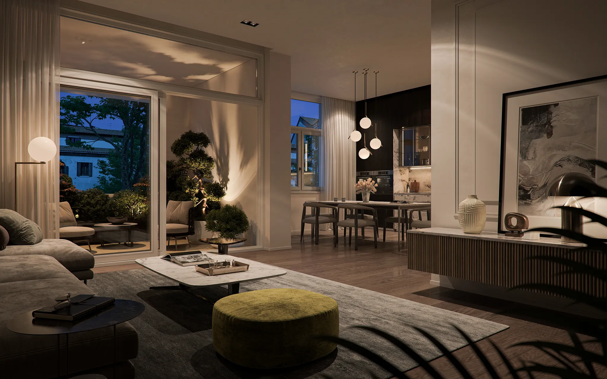 Interno di un soggiorno moderno con divano grigio, tavolino in marmo, pouf verde e lampade accese, con vista su un giardino esterno di sera.